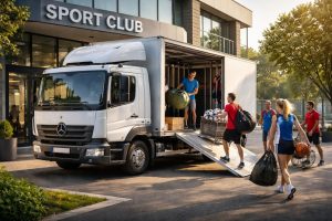 service de transport d'équipements sportifs pour clubs et fédérations, utilisant des camions hayon mercedes atego fiables et adaptés pour un chargement et déchargement facilités.